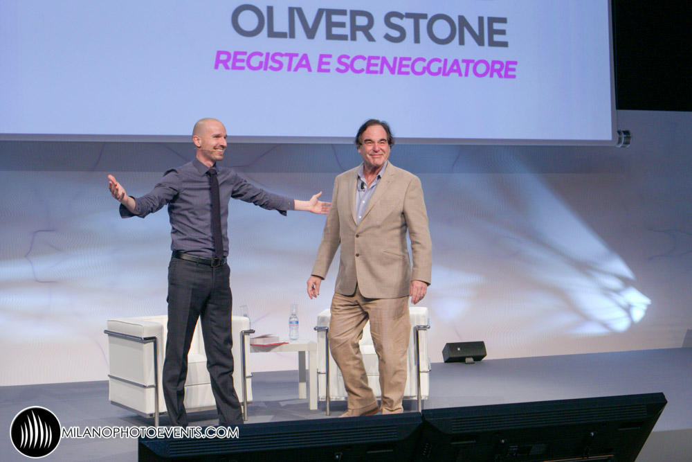 Oliver Stone regista sale su palco Milano fotografo